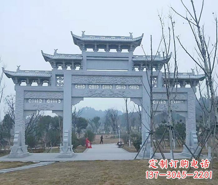 江西村口三门石雕牌楼古朴华丽