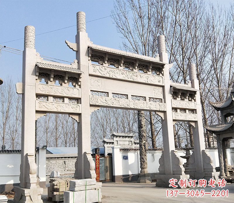 江西村口的珍贵文化——牌坊雕塑
