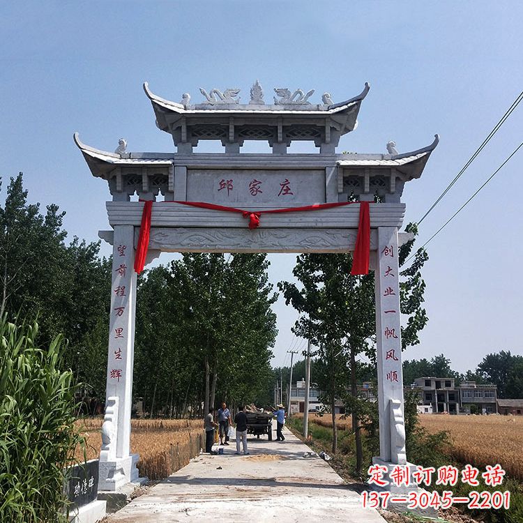 江西古村落中的石牌坊雕塑