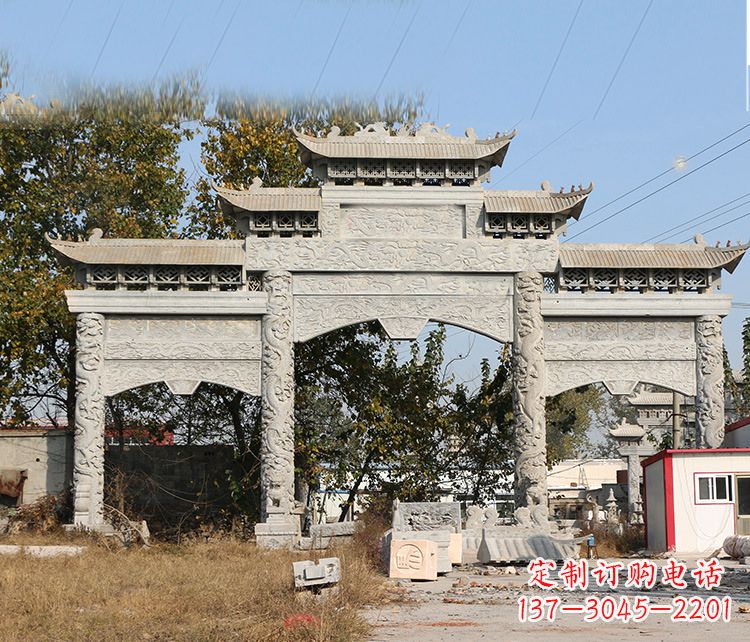 江西村镇门口的石雕牌坊展现精湛工艺