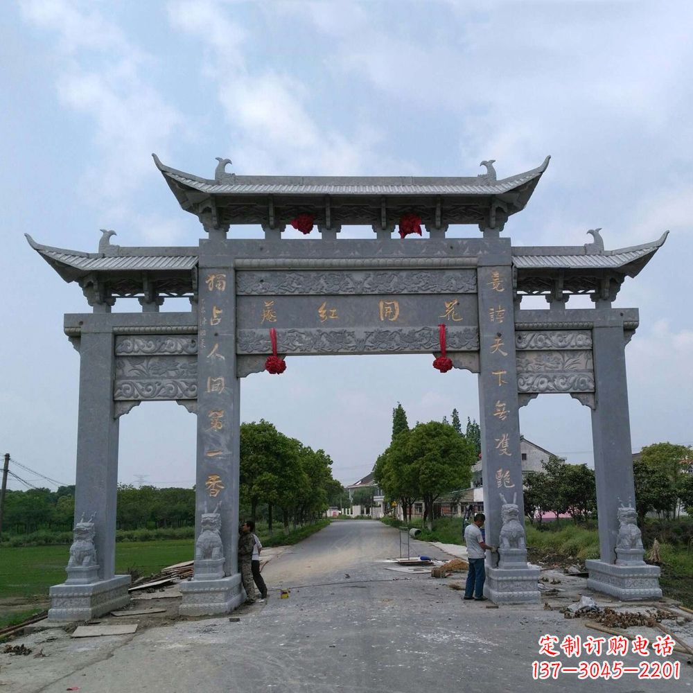 江西青石三门牌坊雕塑传承中国古典文化