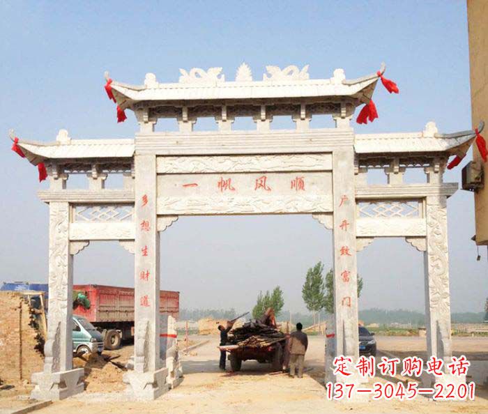 江西村庄大理石三门牌坊石雕。