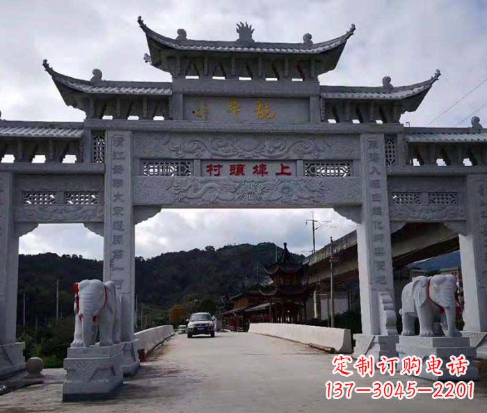 江西村庄三门五楼石雕牌坊