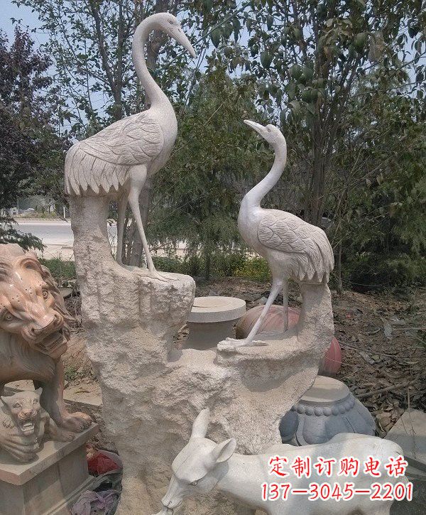 江西静谧优雅的丹顶鹤雕塑