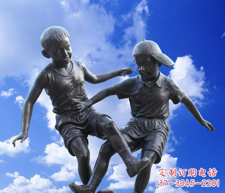 江西校园玻璃钢仿铜儿童踢球景观雕塑
