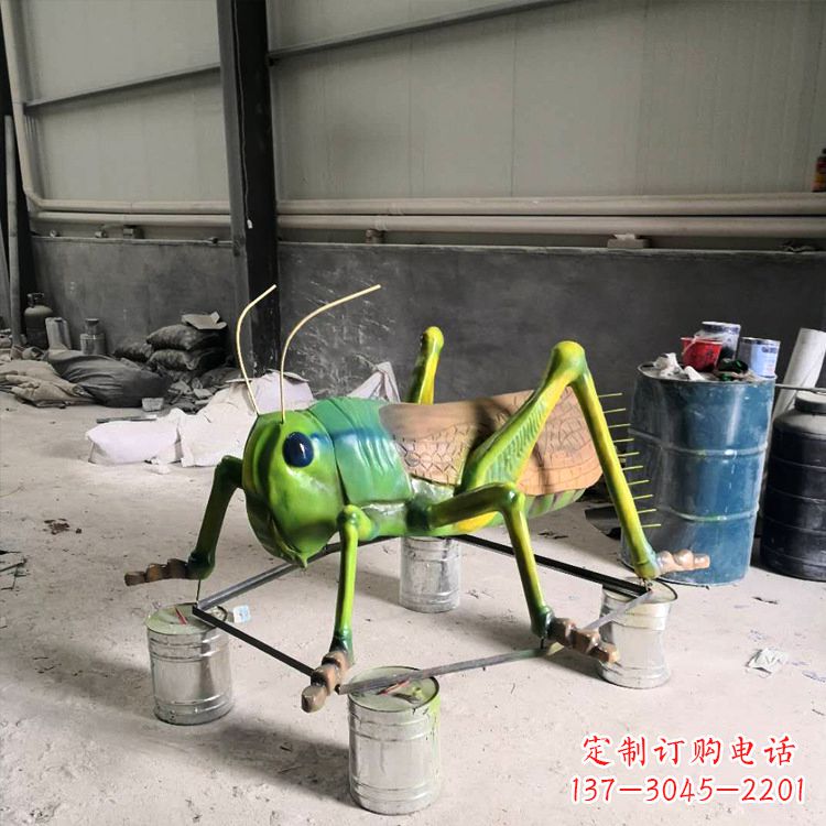 江西仿真蚂蚱玻璃钢蝗虫雕塑