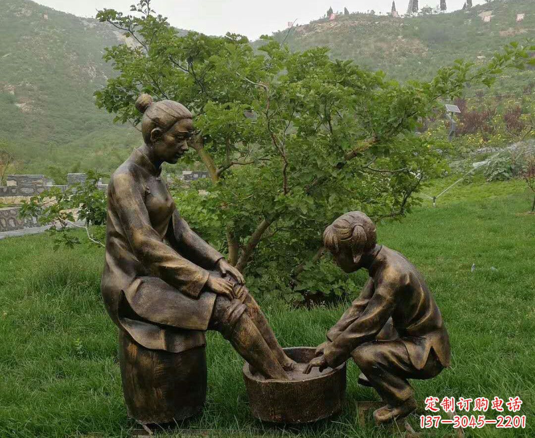 江西给母亲洗脚的孩童雕塑