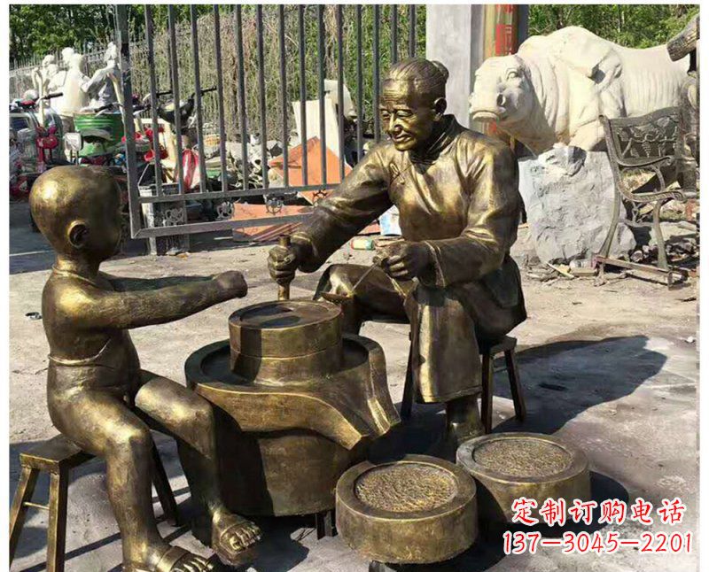 江西传承传统，细节丰富的把老人磨豆浆雕塑