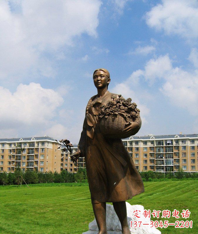江西传统精美少数民族雕塑——抱花篮的少数民族女孩