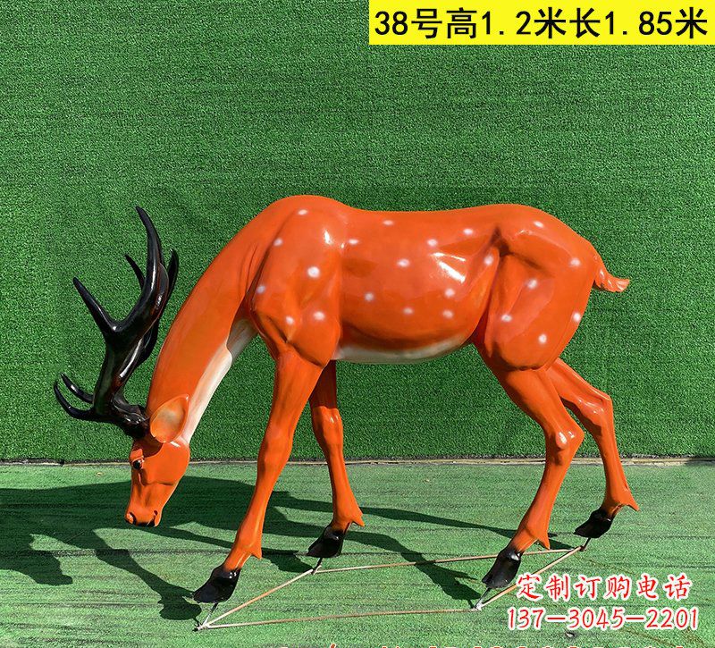 江西以玻璃钢精心制作的梅花鹿雕塑