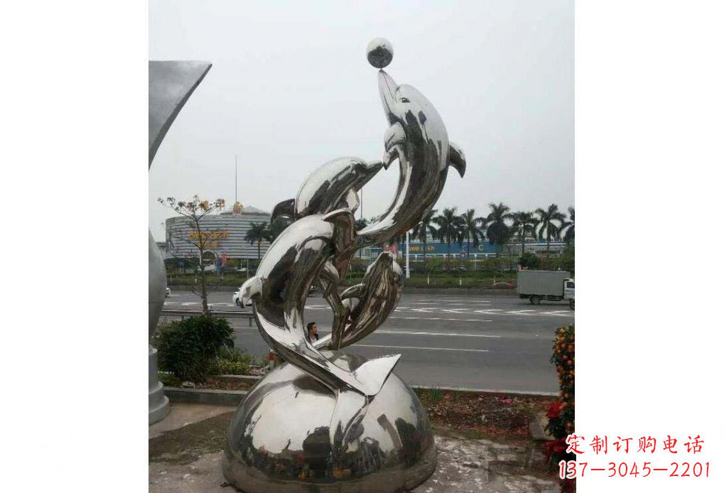 江西公园不锈钢顶球的海豚雕塑
