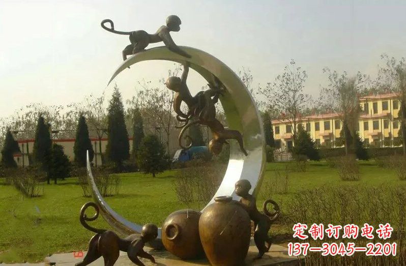 江西不锈钢猴子拉月亮雕塑