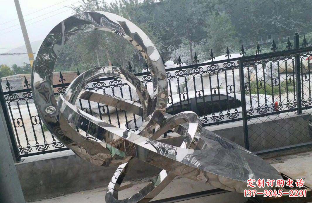 江西宁静湖畔,圆环景观雕塑助公园璀璨