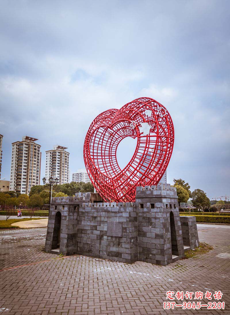 江西拥抱和平的心以心型和平鸽雕塑传递心意