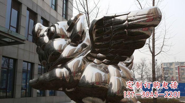 江西精美不锈钢大翅膀猪景观雕塑