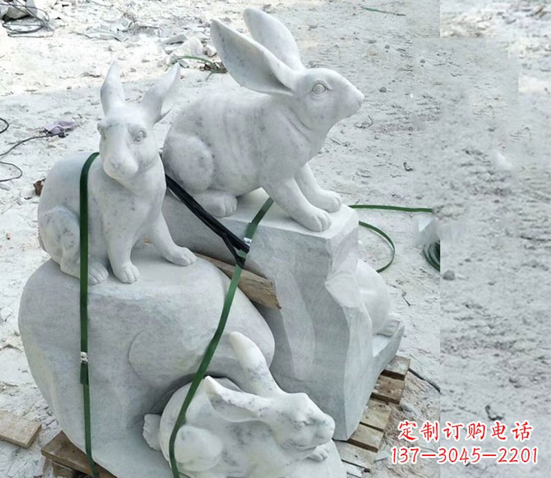 江西活泼可爱的兔子雕塑