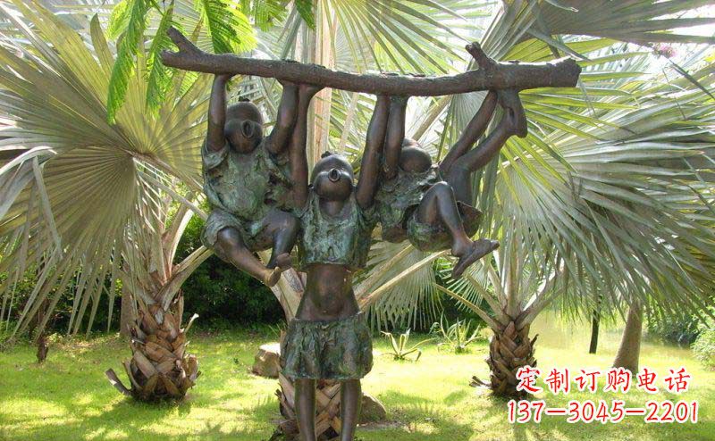 江西公园扶着树枝玩耍的儿童小品铜雕