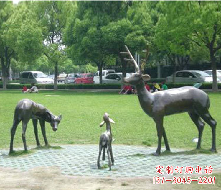 江西梦幻般的雕塑——梅花鹿一家三口铜雕