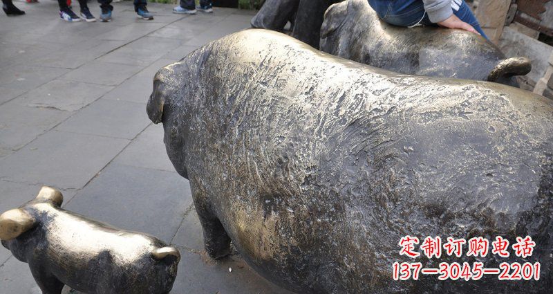 江西公园精美母子猪铜雕