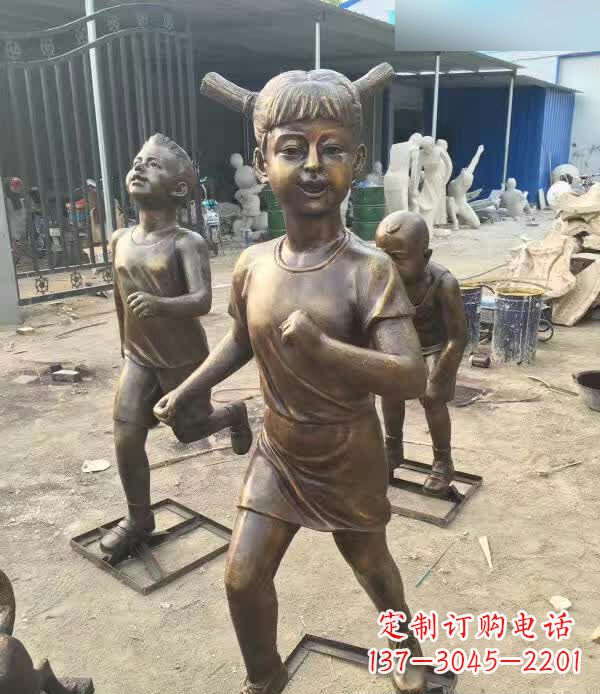 江西铜雕童年小狗陪伴儿童奔跑的时光