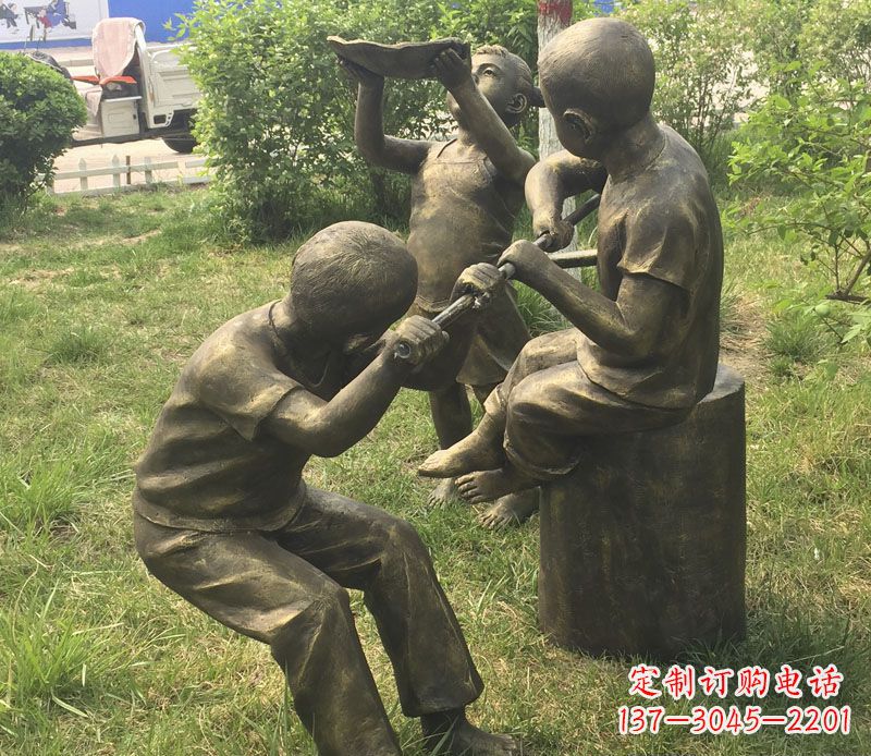 江西公园玩水的儿童铜雕