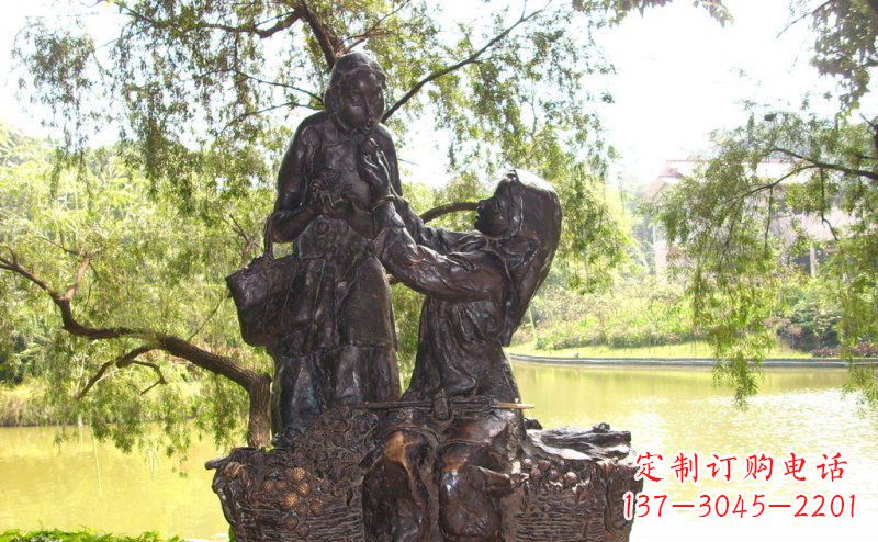 江西温馨铜雕公园里喂母亲吃荔枝的女孩
