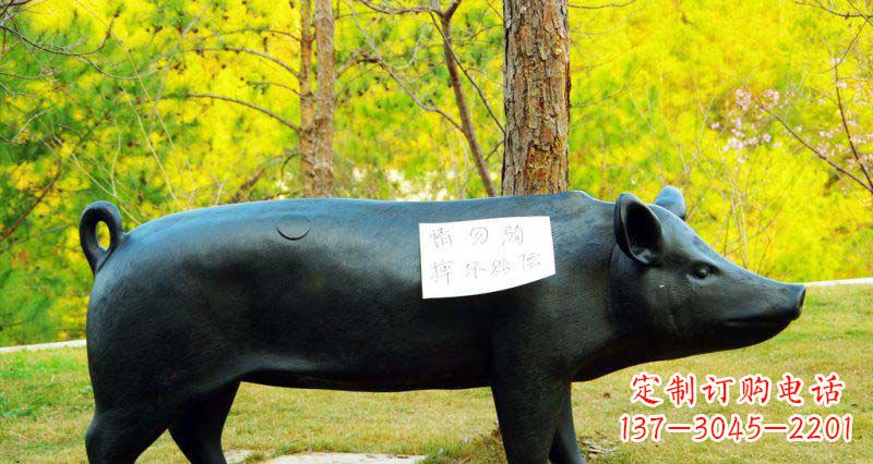 江西优雅活泼的公园猪铜雕