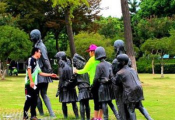 江西铜质老鹰抓小鸡雕塑