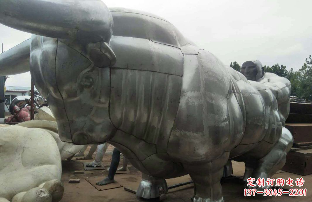 江西中领雕塑:复古拓荒牛不锈钢雕塑