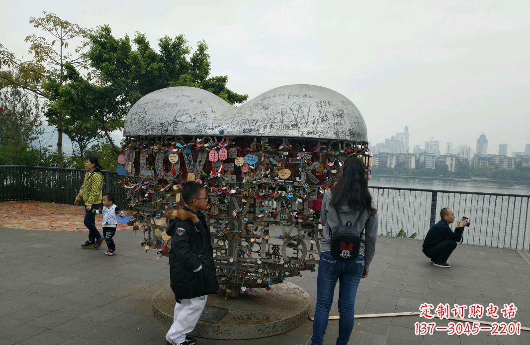 江西不锈钢英文字母镂空景观雕塑