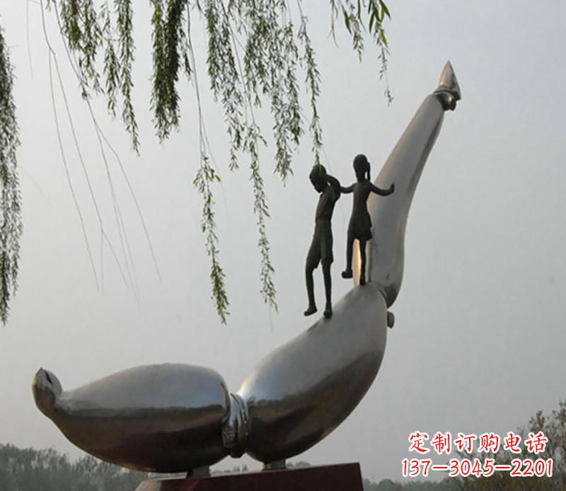 江西广场不锈钢站在海豚情侣景观雕塑