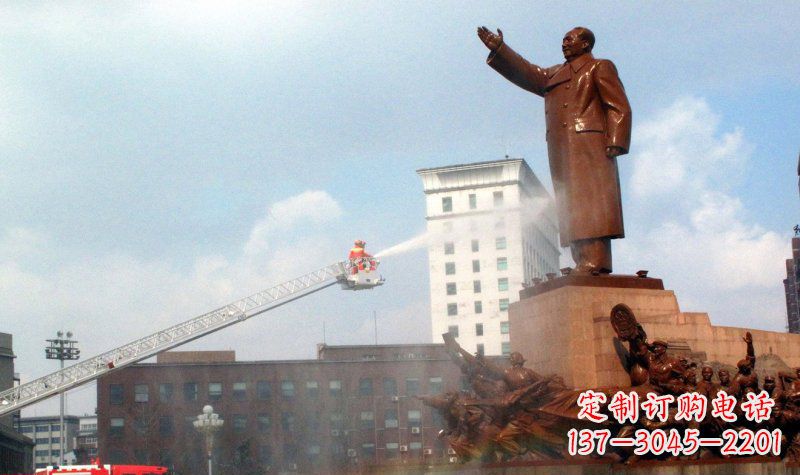 江西广场挥手的毛主席景观铜雕