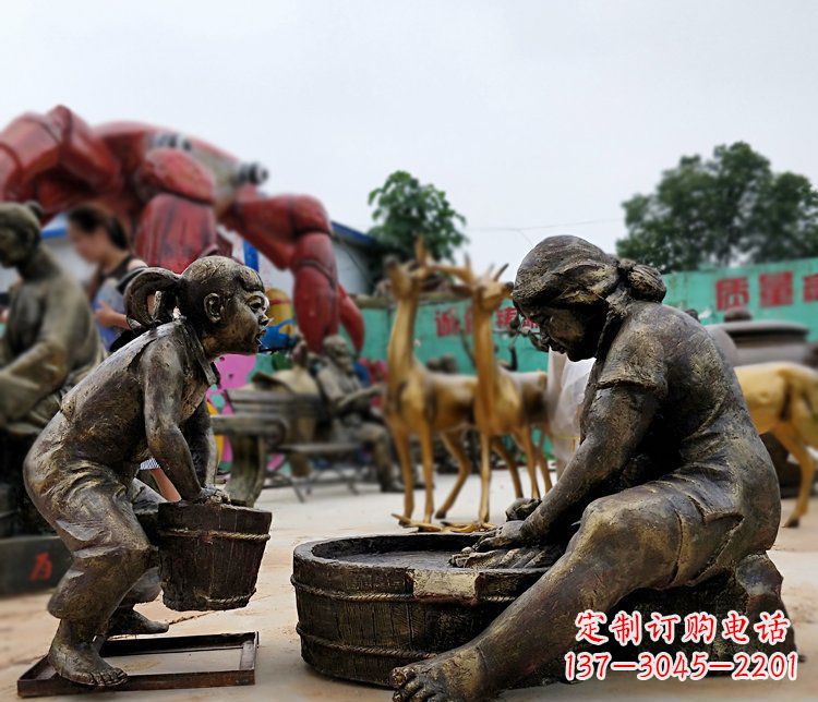 江西注重传统的母爱——广场铜雕母亲洗衣服小品雕塑