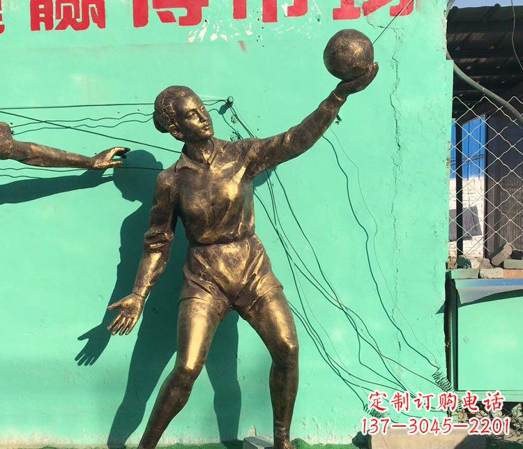江西中领雕塑:学生运动的赞美——精美铜雕学生人物排球雕塑