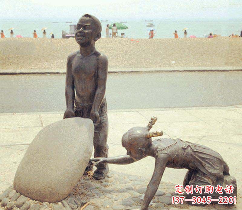 江西海边抬石头的小孩铜雕