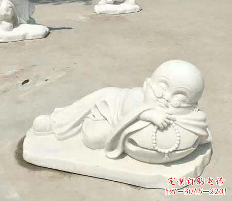 江西汉白玉摆姿势的小和尚雕塑
