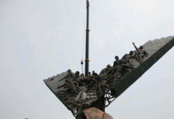 江西充满激情的足球队人物铜雕