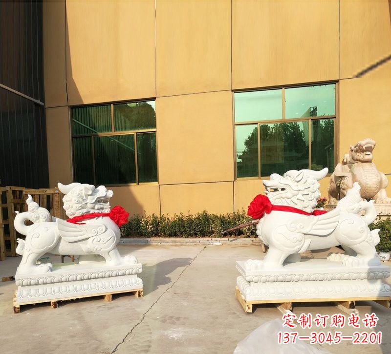 江西汉白玉立式貔貅石雕
