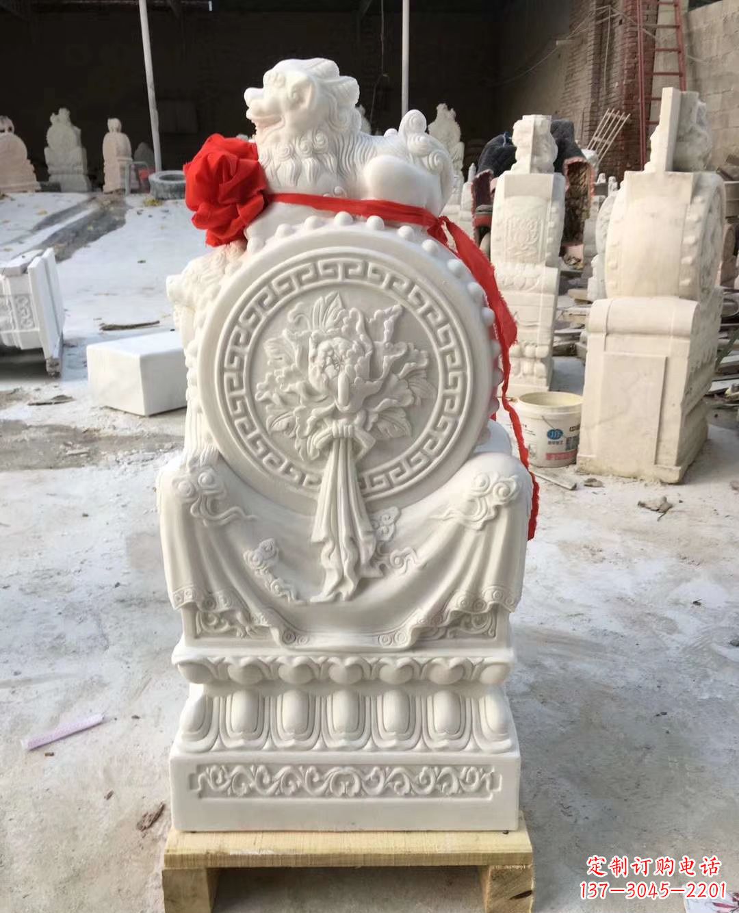 江西汉白玉招财狮子石门墩