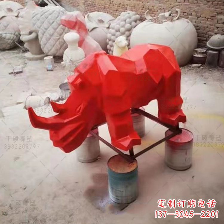 江西红色几何切面抽象犀牛雕塑