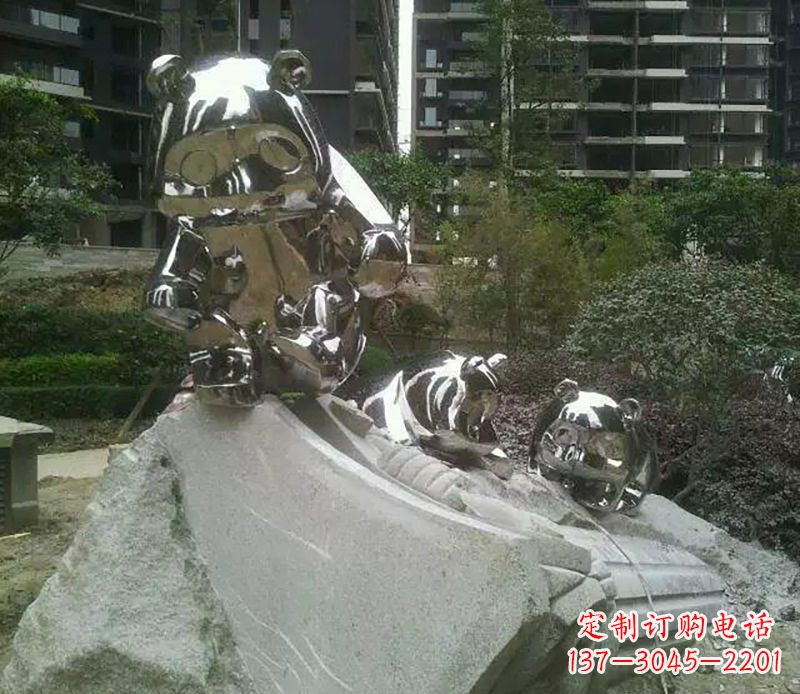 江西家喻户晓的可爱熊猫雕塑