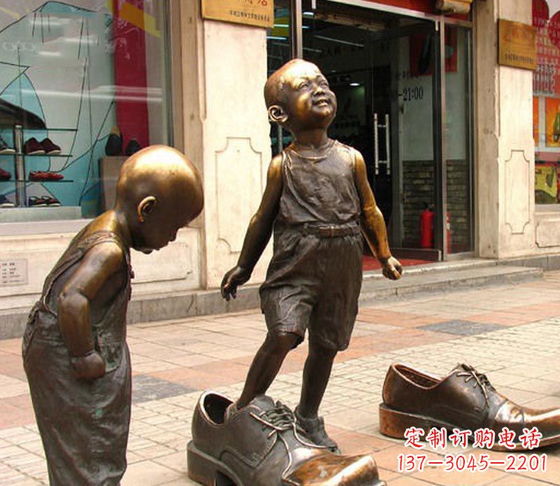 江西街边穿大鞋的小孩铜雕
