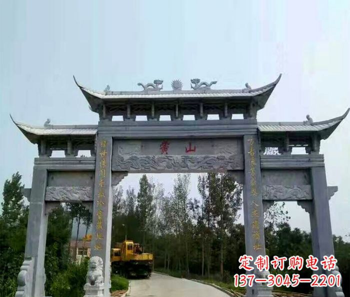 江西景区三门石雕牌楼,是一种典型的古典建筑风…