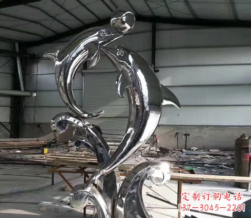 江西让你的空间被精美的海豚顶球雕塑点缀