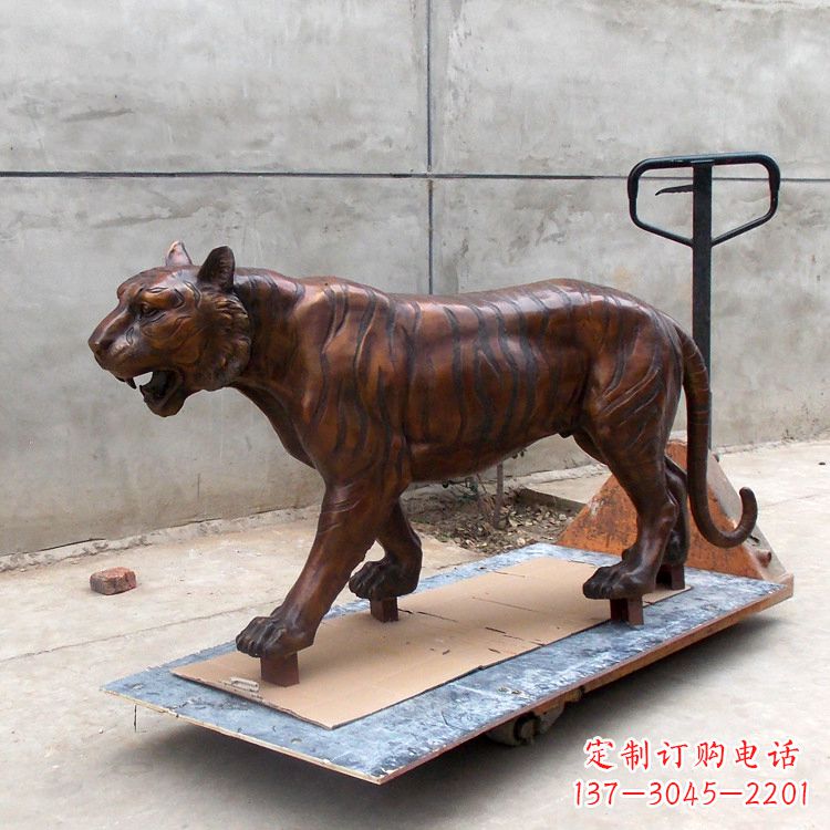 江西活力四射的老虎铜雕塑