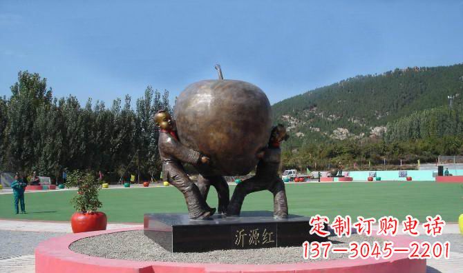 江西苹果融入两岁小孩的生活——公园铜雕
