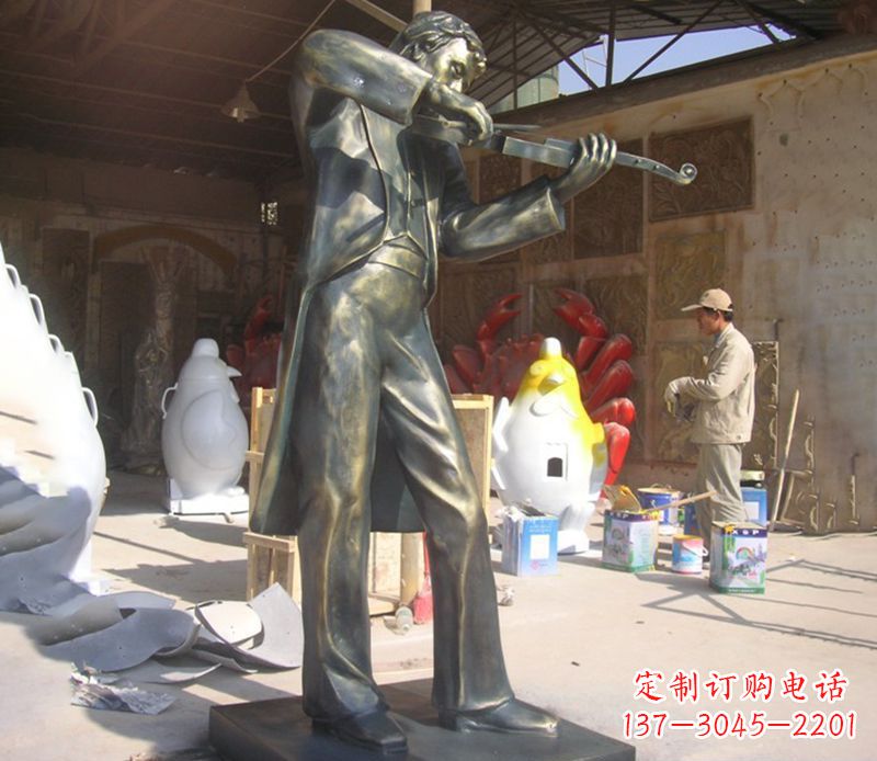 江西男人演奏小提琴铜雕
