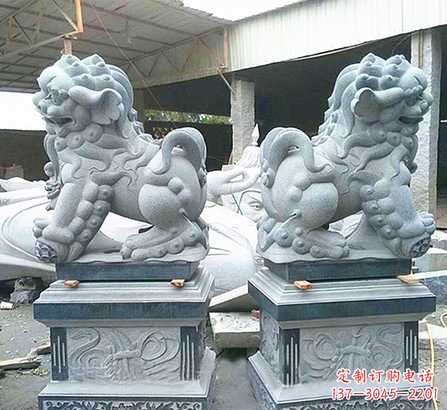 江西南方狮子献钱狮石雕,精美狮子雕塑为您庆祝