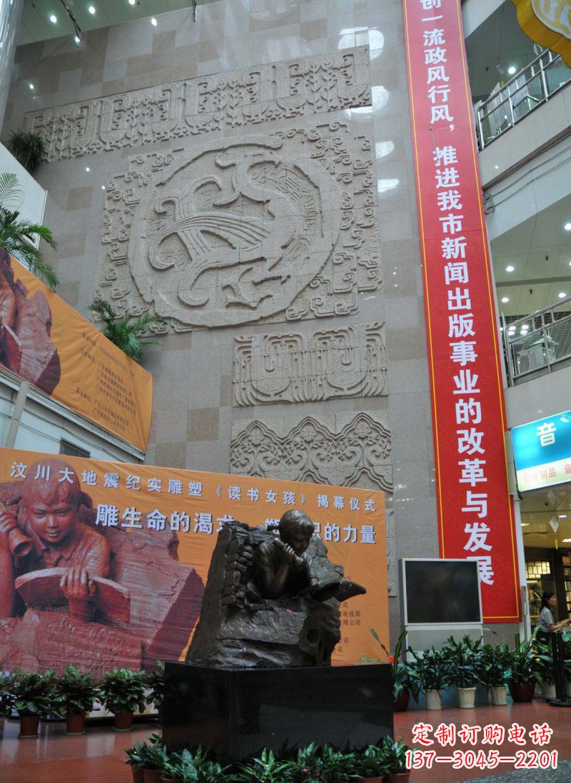 江西令人惊叹的小女孩景观铜雕