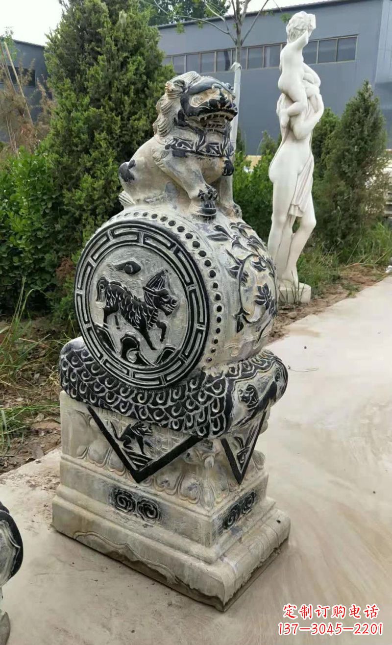 江西狮子抱鼓石雕塑，象征力量与美感